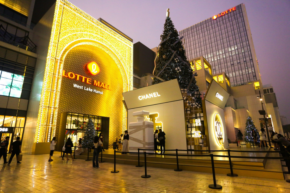 Cây thông Noel trước Lotte Mall Tây Hồ lại gây ấn tượng bởi phong cách sang chảnh của một nhãn hiệu cũng sang chảnh không kém.