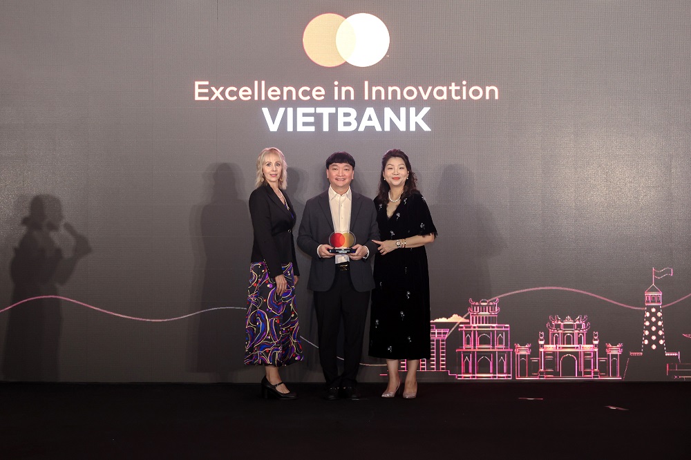 Ông Nguyễn Tiến Sỹ - Phó tổng giám đốc, Đại diện Vietbank nhận giải thưởng Excellence in Inovation - Ảnh: Vietbank