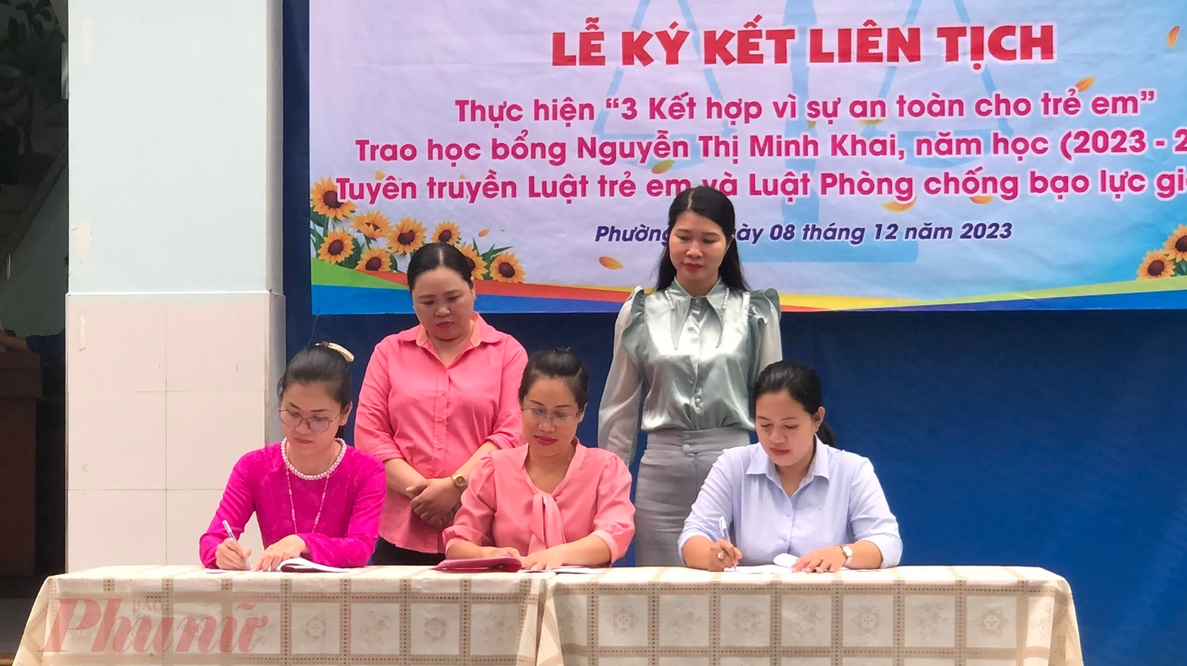 Đại diện  Ủy ban nhân dân phường - Hội LHPN phường - trường tiểu học Trần Quang Cơ ký kết liên tịch thực hiện “3 Kết hợp vì sự an toàn cho trẻ em”, sáng 8/12. 