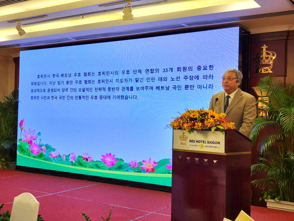 Ông Đỗ Việt Hà – Chủ tịch liên hiệp các tổ chức hữu nghị TPHCM - phát biểu tại đại hội 