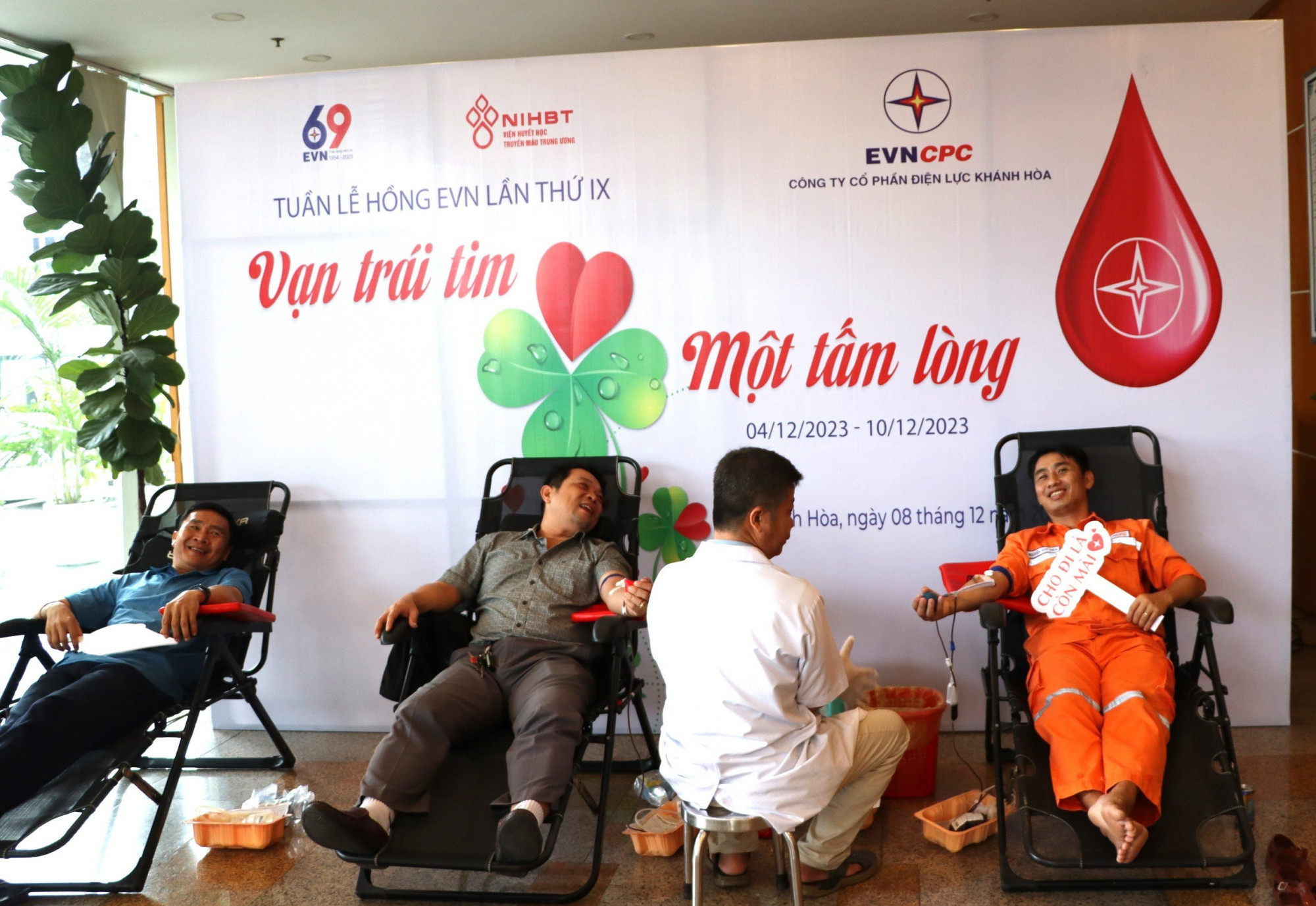 Hình ảnh ghi nhận tại buổi hiến máu tình nguyện tại PC Khánh Hòa - Ảnh: PC Khánh Hòa