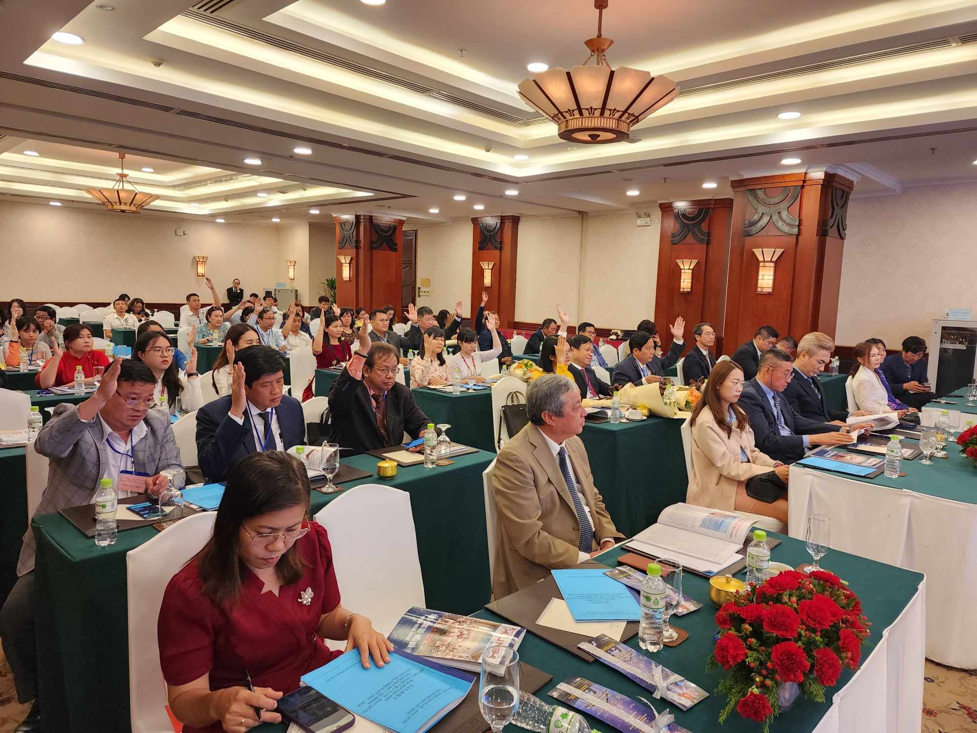 Các đại biểu biểu quyết thông qua báo cáo hoạt động của Hội nghị lần III Hội Hữu nghị Việt Nam - Hàn Quốc TPHCM 