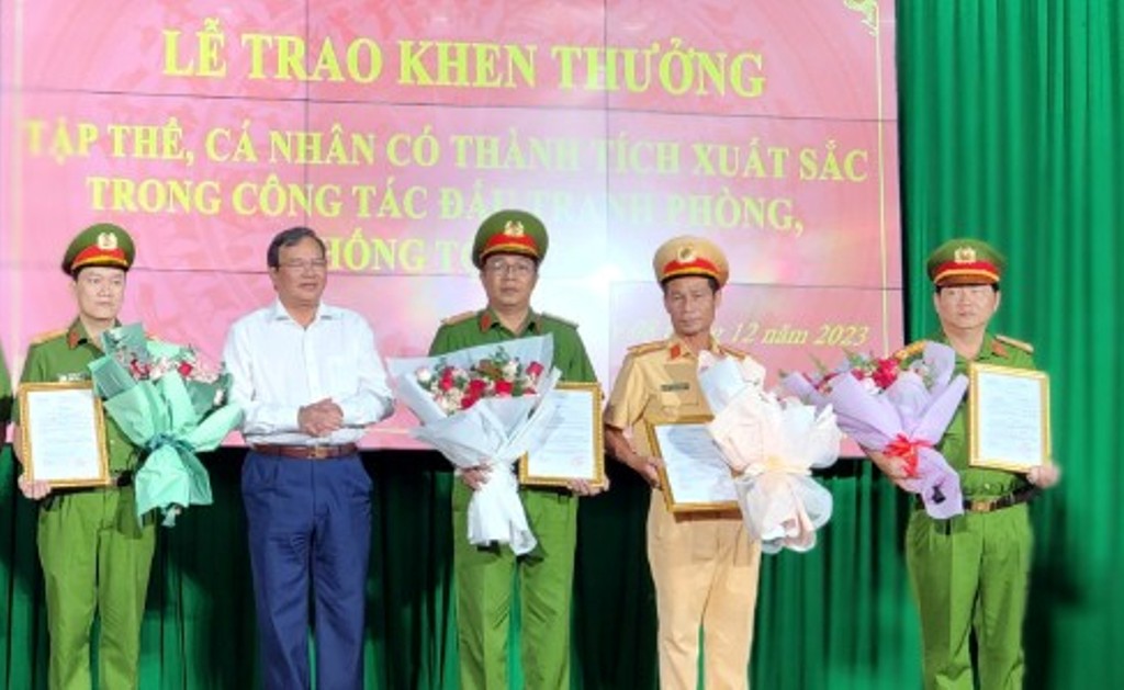 Chủ tịch UBND tỉnh Trà Vinh Lê Văn Hẳn trao thưởng cho tập thể, cá nhân có thành tích phá nhanh vụ cướp tiệm vàng