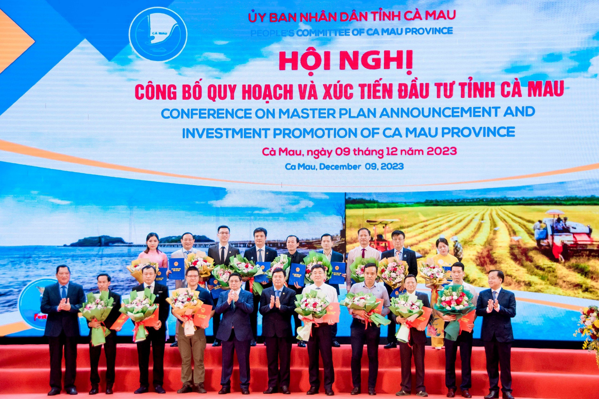 Thủ tướng Phạm Minh Chính và lãnh đạo tỉnh Cà Mau chúc mừng các doanh nghiệp được địa phương trao chủ trương đầu tư, giấy chứng nhận đăng ký đầu tư… 