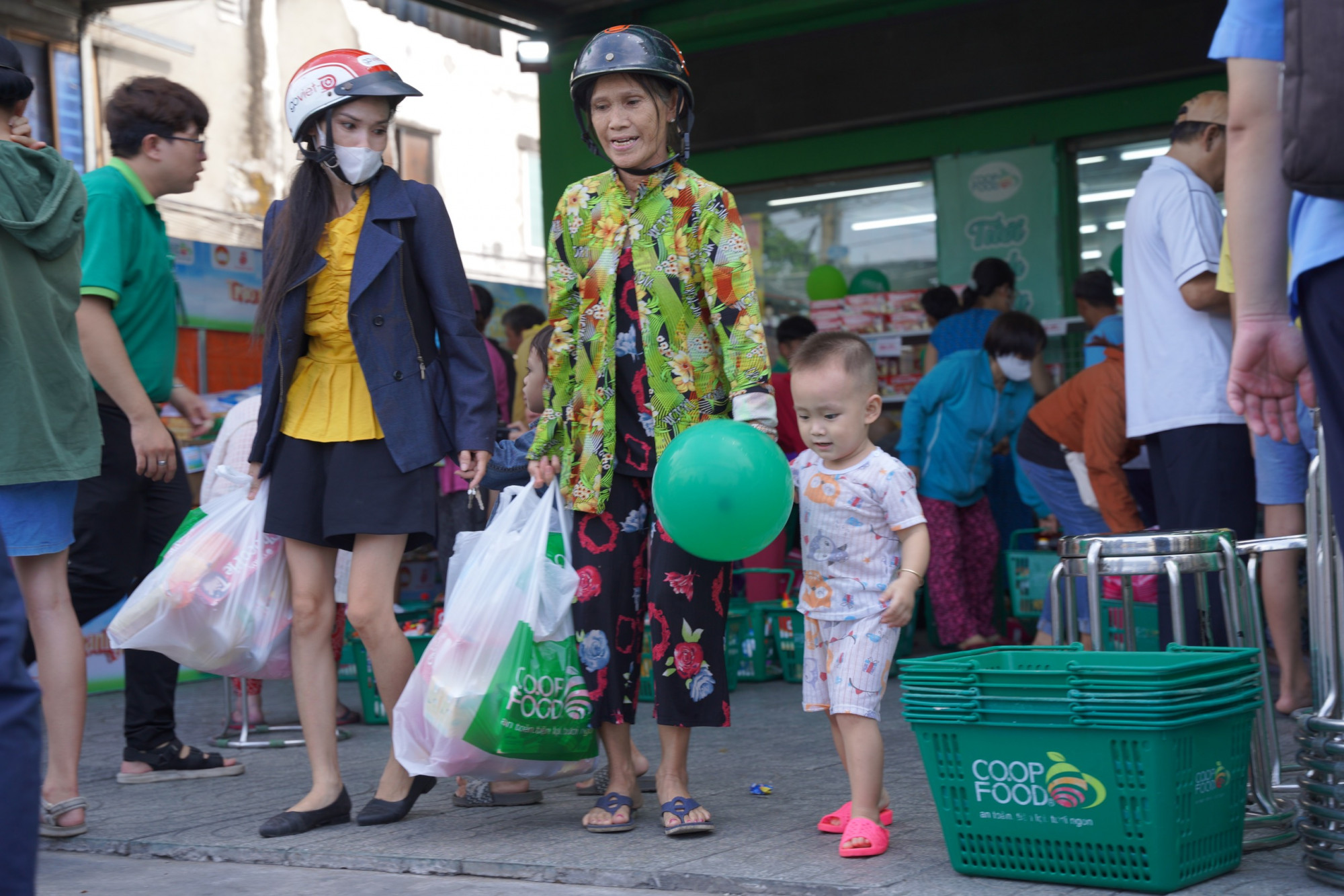 Bà con đến mua sắm tại “Gian hàng 0 đồng” thuộc Cửa hàng Co.op Food Lâm Văn Bền (quận 7) - Ảnh: Quốc Ngọc