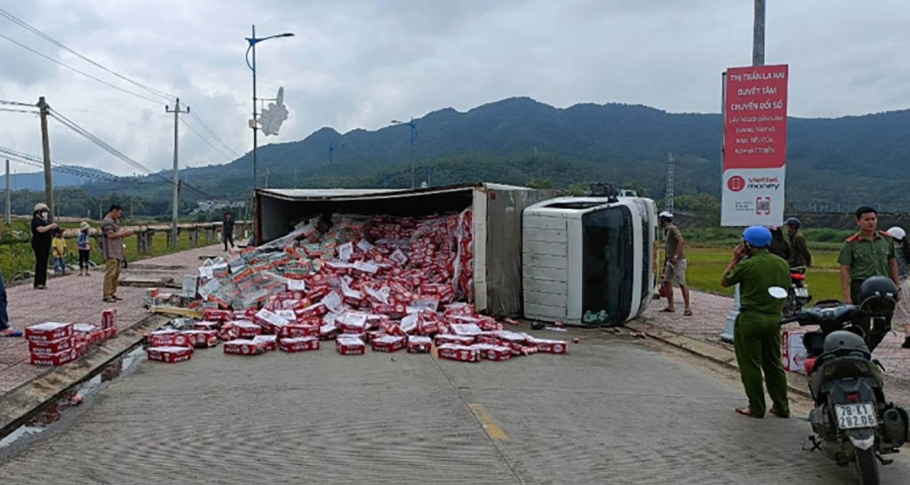 Vụ tai nạn cũng làm cho tuyến giao thông vào cửa ngõ thị trấn La Hai ùn tắc nghiêm trọng. 