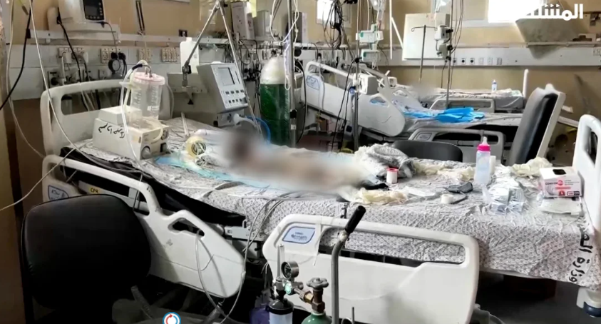 Thi thể của những đứa trẻ đang phân hủy được nhìn thấy trên giường bệnh bên trong khu ICU của bệnh viện Al-Nasr ở phía bắc Gaza, trong bức ảnh chụp màn hình này được lấy từ đoạn video do phóng viên Mohamed Baalousha của Al Mashhad quay, được cho là vào ngày 27 tháng 11. Hình ảnh đã bị mờ do tính chất đồ họa của nó.
