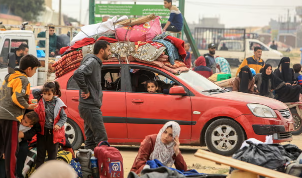 Người dân chạy trốn các cuộc tấn công của Israel ở Khan Yunis đến Rafah. Thị trấn nhỏ không còn nơi nào để chứa chúng. Ảnh: Anadolu/Getty Images