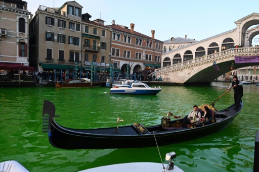 Các nhà hoạt động đổ chất lỏng màu xanh huỳnh quang vào Venice