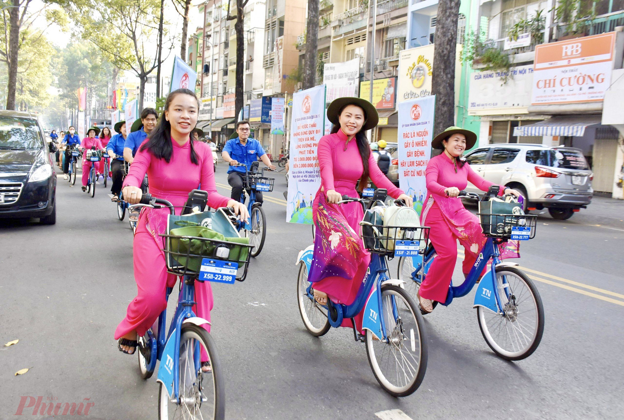 Cán bộ, hội viên các ban, ngành, đoàn thể diễu hành đoàn xe tuyên truyền các nội dung về bảo vệ môi trường, tuyên truyền và quảng bá tuyến đường không rác.