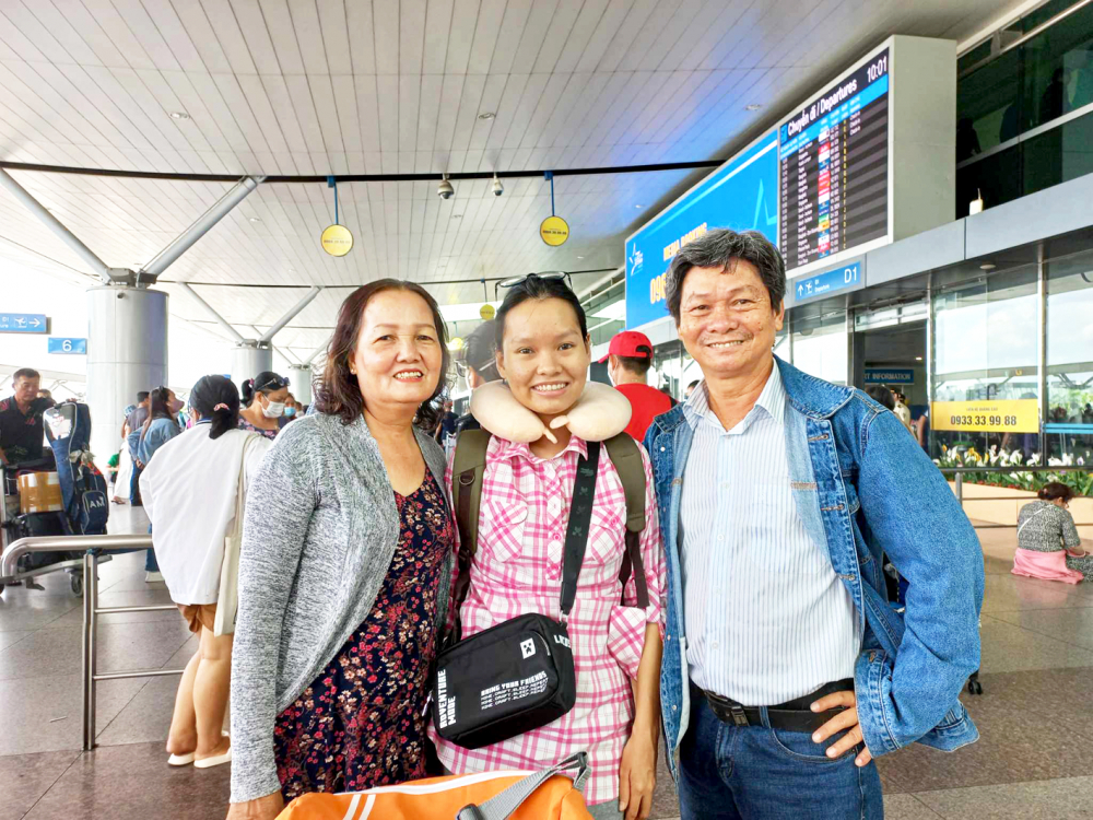 Ba mẹ  tiễn Ca Dao lên đường dự cuộc thi âm nhạc quốc tế