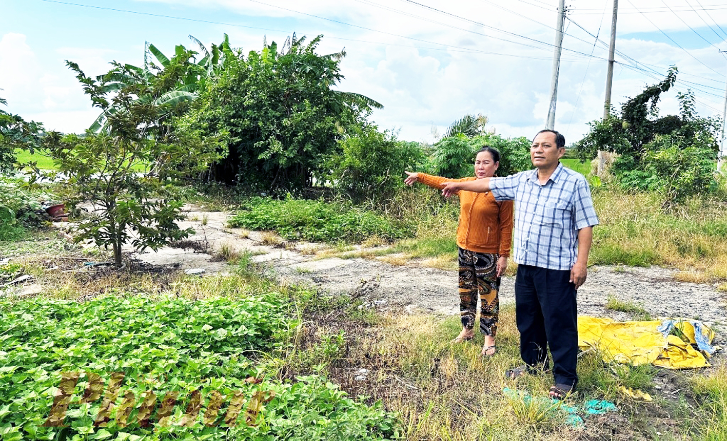 Vợ chồng ông Đấu trên phần đất chuyển nhượng cho bà Mai đang có nguy cơ bị ngân hàng xử lý