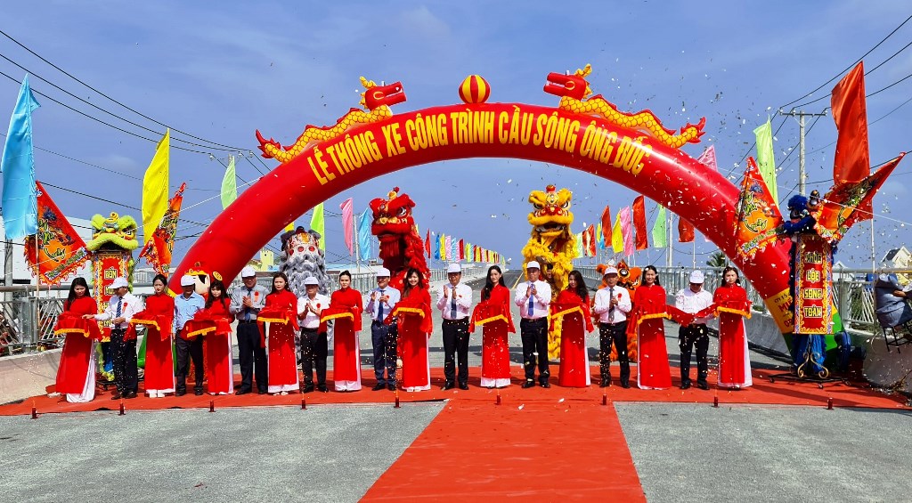 Ông Lê Minh Khái - Bí thư Trung ương Đảng, Phó Thủ tướng Chính phủ; cùng lãnh đạo bộ ngành Trung ương, lãnh đạo địa phương… cắt băng thông xe 