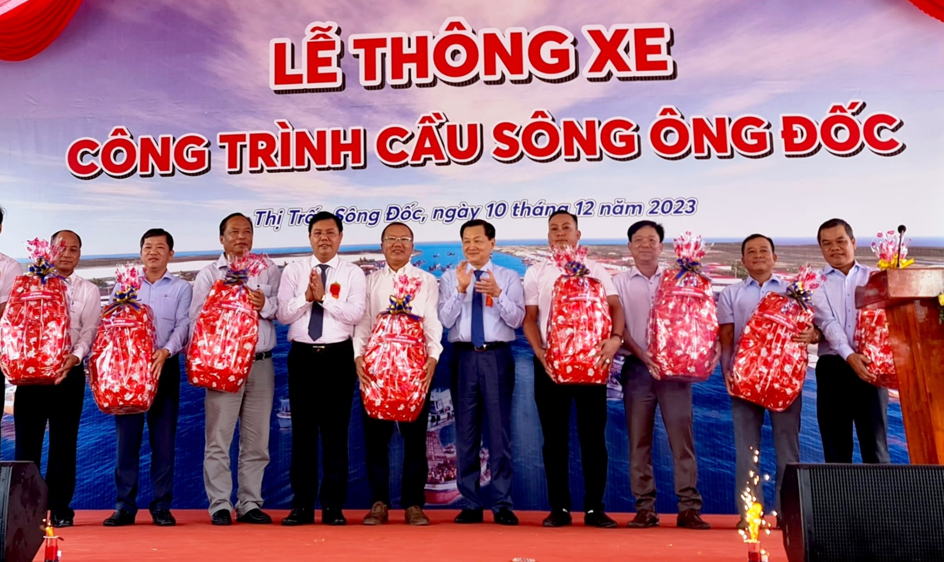 Ông Lê Minh Khái - Bí thư Trung ương Đảng, Phó Thủ tướng Chính phủ; cùng lãnh đạo bộ ngành Trung ương, lãnh đạo địa phương… tặng quà cho các đơn vị thi công dự án