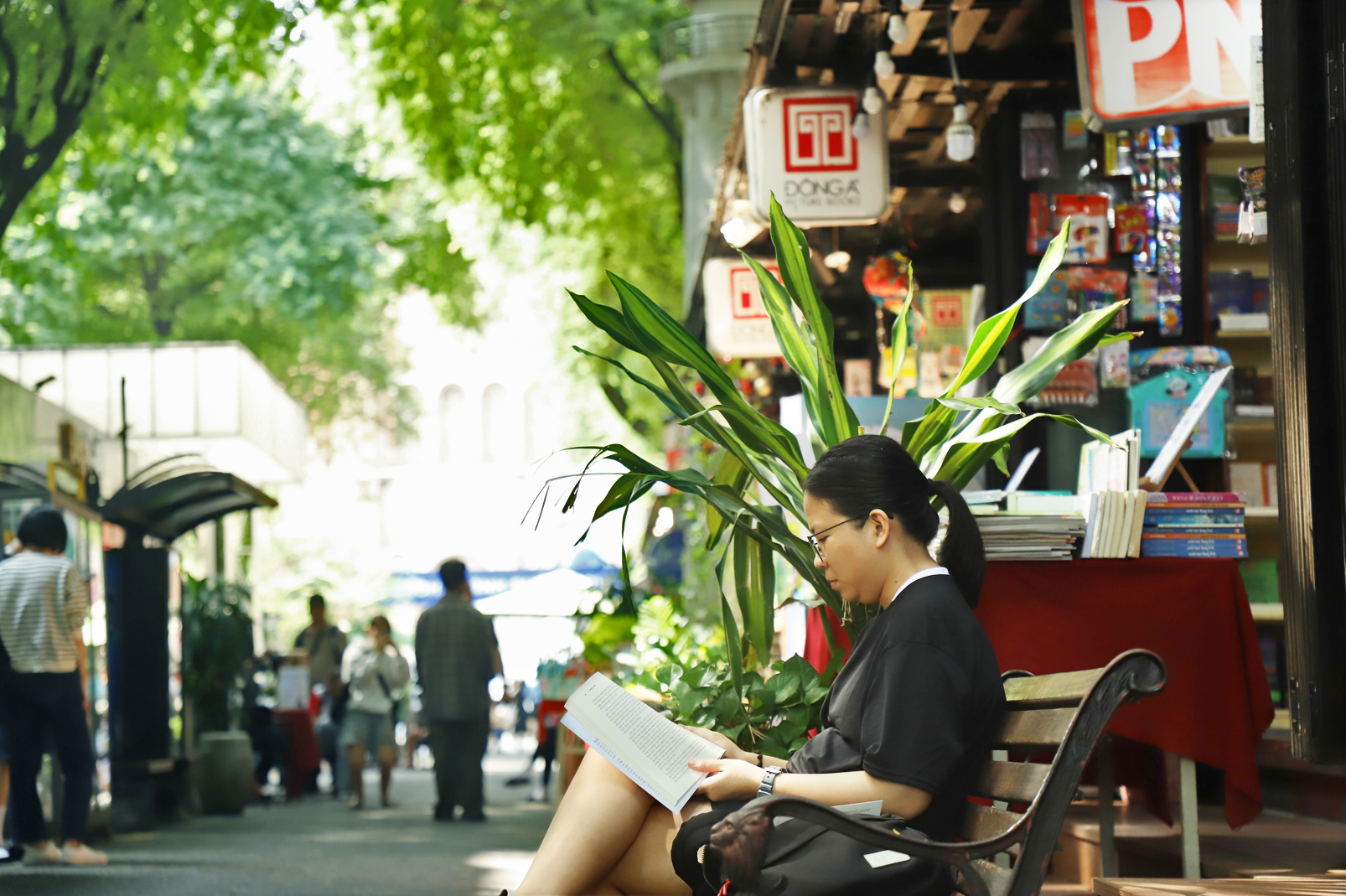 Đường sách TPHCM thu hút nhiều người đến tìm mua và đọc sách trong không gian mở và thư giãn - ẢNH: THÀNH LÂM