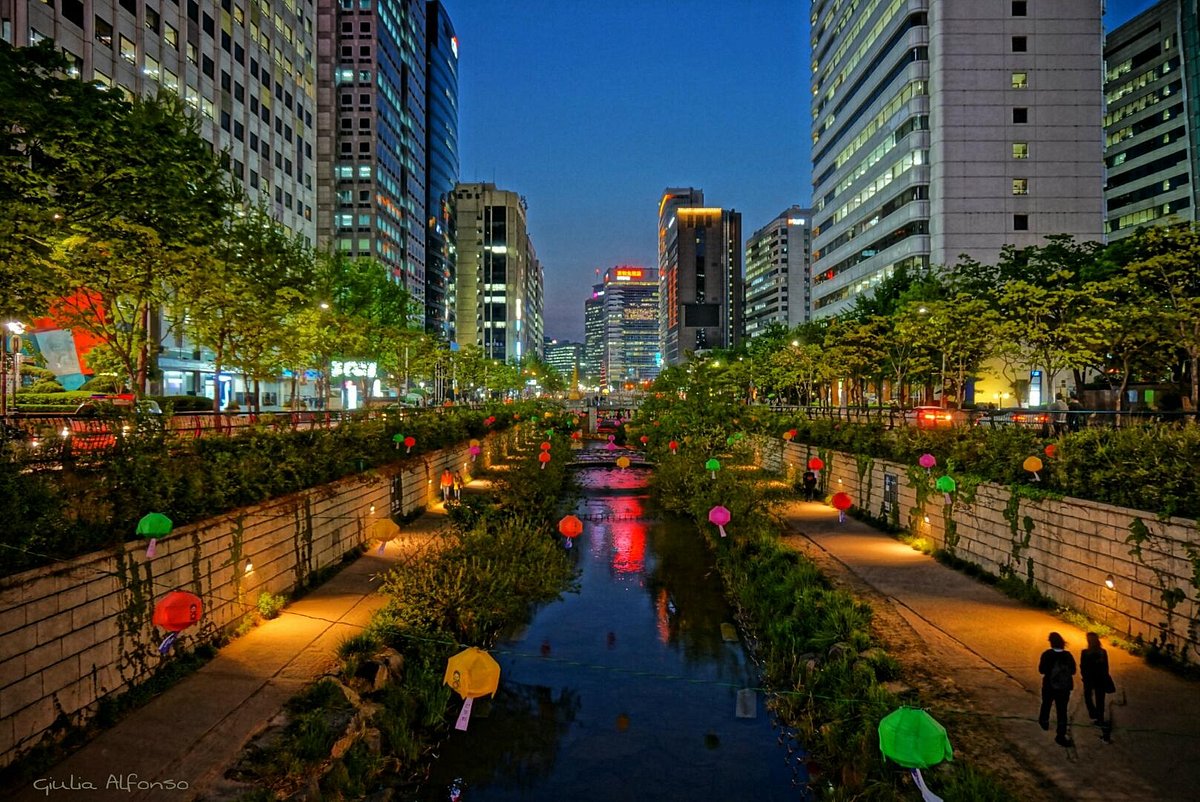 Suối Cheonggyecheon là một địa điểm hẹn hò phổ biến khác dành cho cả người thật và nhân vật hư cấu trong phim truyền hình Hàn Quốc. Sau cùng, bạn có thể chiêm ngưỡng cảnh quan thành phố, nhiều tác phẩm nghệ thuật, cây cầu và công trình sắp đặt khác nhau khi tản bộ bên bờ suối. Tuyến đường thủy dài 11 km cắt qua trung tâm thành phố Seoul và được khôi phục vào đầu những năm 2000.