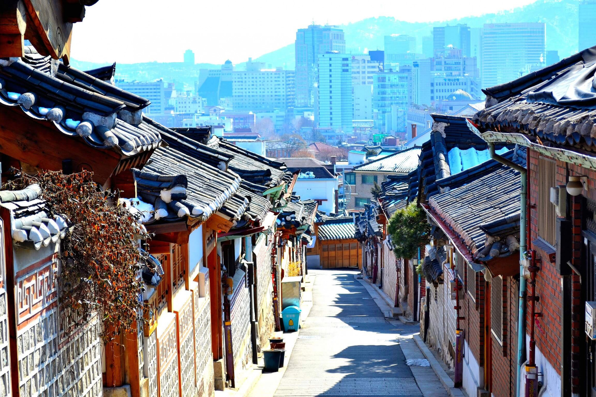 Cách Cung điện Cảnh Phúc một đoạn ngắn là Làng Bukchon Hanok. Đó là một địa điểm khác nơi bạn có thể quay ngược thời gian và trải nghiệm khung cảnh cũng như cảm giác của những ngôi nhà truyền thống, hay còn gọi là hanok, có từ thời Joseon. Có những người thực sự sống ở đây, vì vậy hãy tôn trọng khi bạn đi lang thang chụp ảnh.