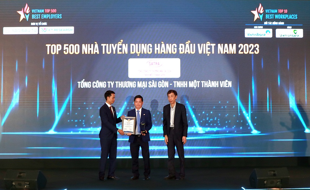 Ông Lâm Quốc Thanh (giữa) - Tổng giám đốc SATRA - nhận chứng nhận Top 500 Nhà tuyển dụng hàng đầu Việt Nam năm 2023 - Ảnh: SATRA