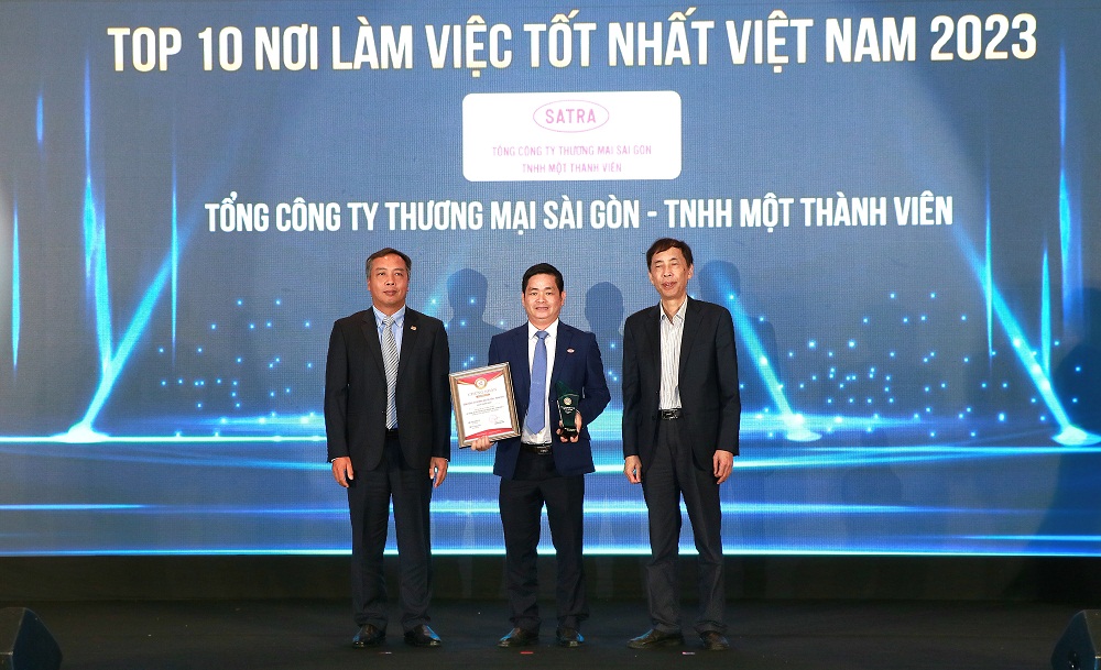 Ông Lâm Quốc Thanh (giữa) - Tổng giám đốc SATRA - nhận chứng nhận Top 10 Nơi làm việc tốt nhất Việt Nam năm 2023 ngành bán lẻ - Ảnh: SATRA