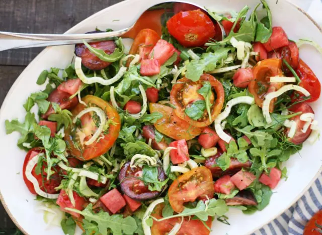 Salad cà chua gia truyền, dưa hấu và thì là salad cà chua dưa hấu thì là Được phép của VeguKate Thì là là một trong những siêu thực phẩm kỳ quặc mà bạn không thường xuyên nghe đến như các loại thực phẩm giàu năng lượng như củ cải đường và cải xoăn. Nhưng đừng bỏ qua giá trị của cây thì là vì nó mang một loại axit amin cụ thể gọi là histidine. Histidine là một loại protein kích thích sản xuất huyết sắc tố (protein trong hồng cầu) và khi kết hợp với sắt, đã được chứng minh là giúp chống lại bệnh thiếu máu . Phụ nữ không mang thai cần khoảng 15 đến 18 miligam sắt mỗi ngày, và may mắn thay, cà chua và dưa hấu giàu vitamin C sẽ hỗ trợ hấp thu sắt vào máu của bạn. Hãy tận dụng những lợi ích đầy năng lượng của món salad này, stat!'
