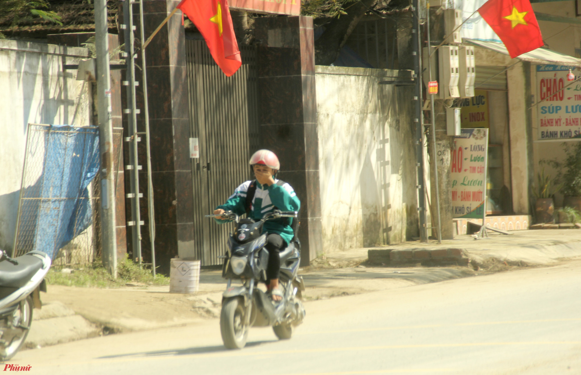 Nhiều học sinh thường phải dùng tay che miệng mỗi lúc thấy xe tải chạy qua.