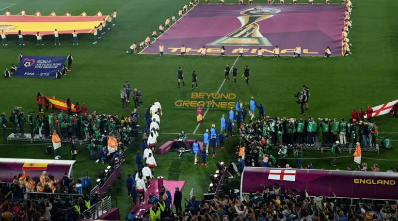  FIFA Women's World Cup Australia và New Zealand 2023 - Chung kết - Tây Ban Nha v Anh - Sân vận động Australia, Sydney, Australia - ngày 20 tháng 8 năm 2023 Toàn cảnh khi các cầu thủ Tây Ban Nha và Anh bước ra trước trận đấu …