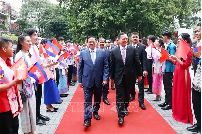 Thủ tướng Phạm Minh Chính và Thủ tướng Campuchia Samdech Hun Manet đến thăm Trường Đại học Ngoại thương.