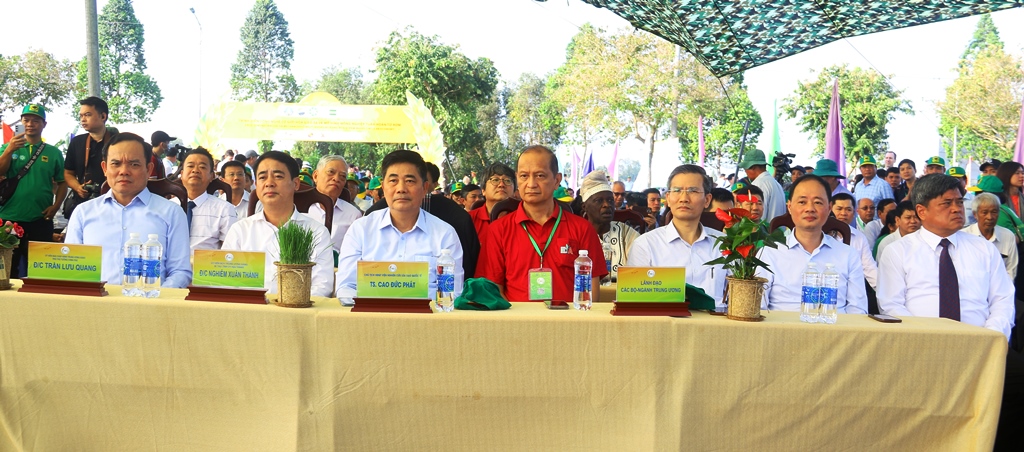 Phó thủ tướng Trần Lưu Quang, cùng lãnh đạo các bộ ngành Trung ương, lãnh đạo các tỉnh đồng bằng sông Cửu Long, Viện lúa Quốc tế… tham dự. 