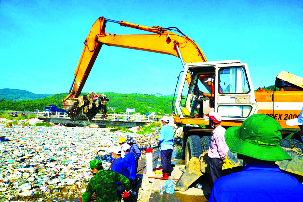 Thu gom rác thải trên đầm nước mặn Sa Huỳnh, thị xã Đức Phổ, tỉnh Quảng Ngãi - Ảnh: Thanh Vạn