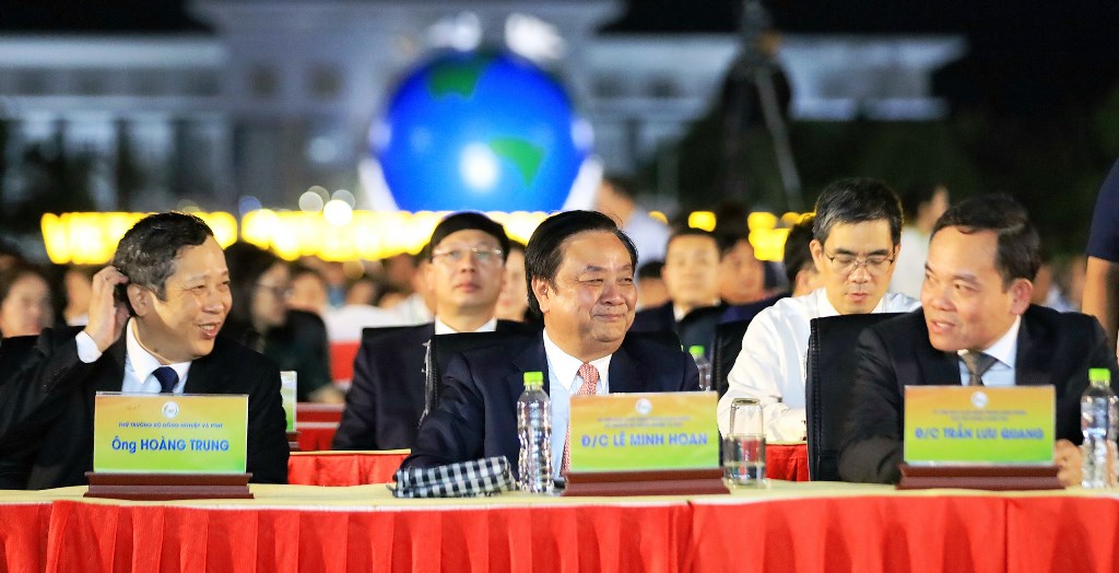 Phó thủ tướng Trần Lưu Quang (bìa phải), cùng lãnh đạo các bộ ngành Trung ương, lãnh đạo các tỉnh thành trong nước, các tổ chức quốc tế… tham dự lễ khai mạc. 