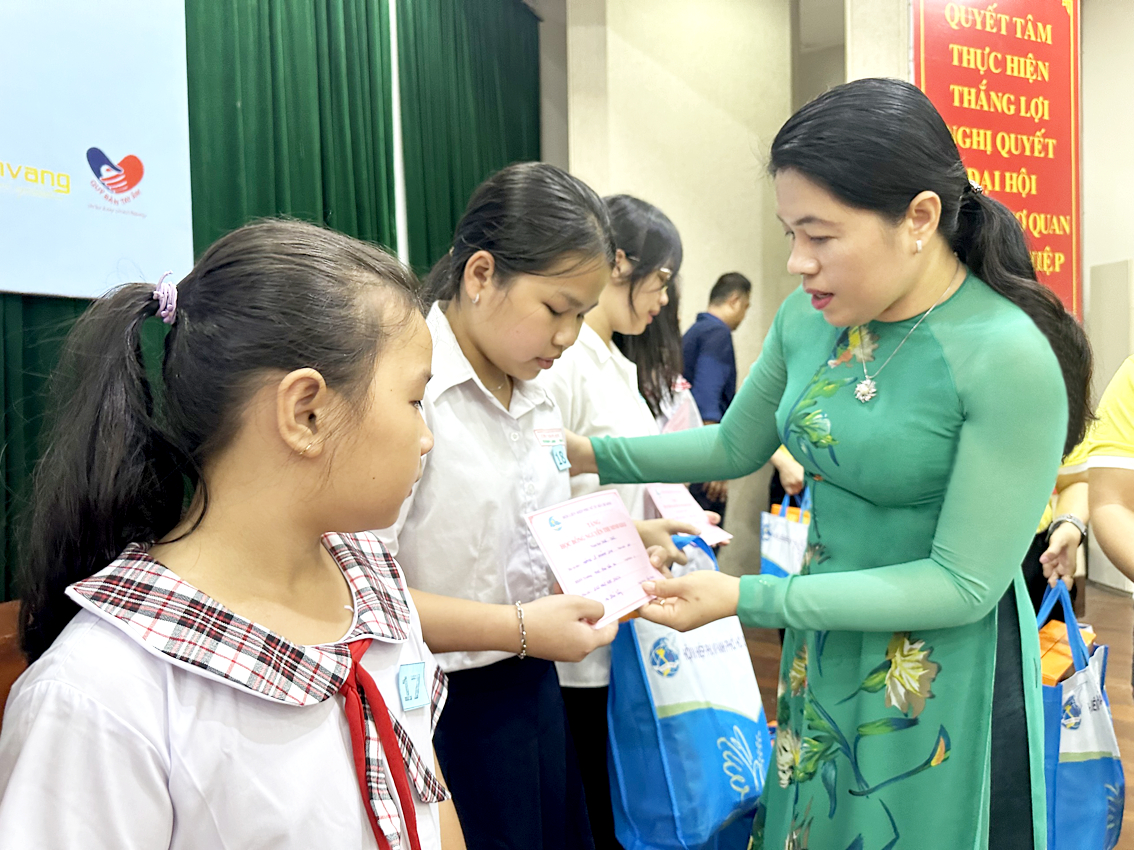 Bà Nguyễn Trần Phượng Trân - Chủ tịch Hội LHPN TPHCM  - trao học bổng cho học sinh nghèo vượt khó năm 2023 - ẢNH: DIỄM TRANG