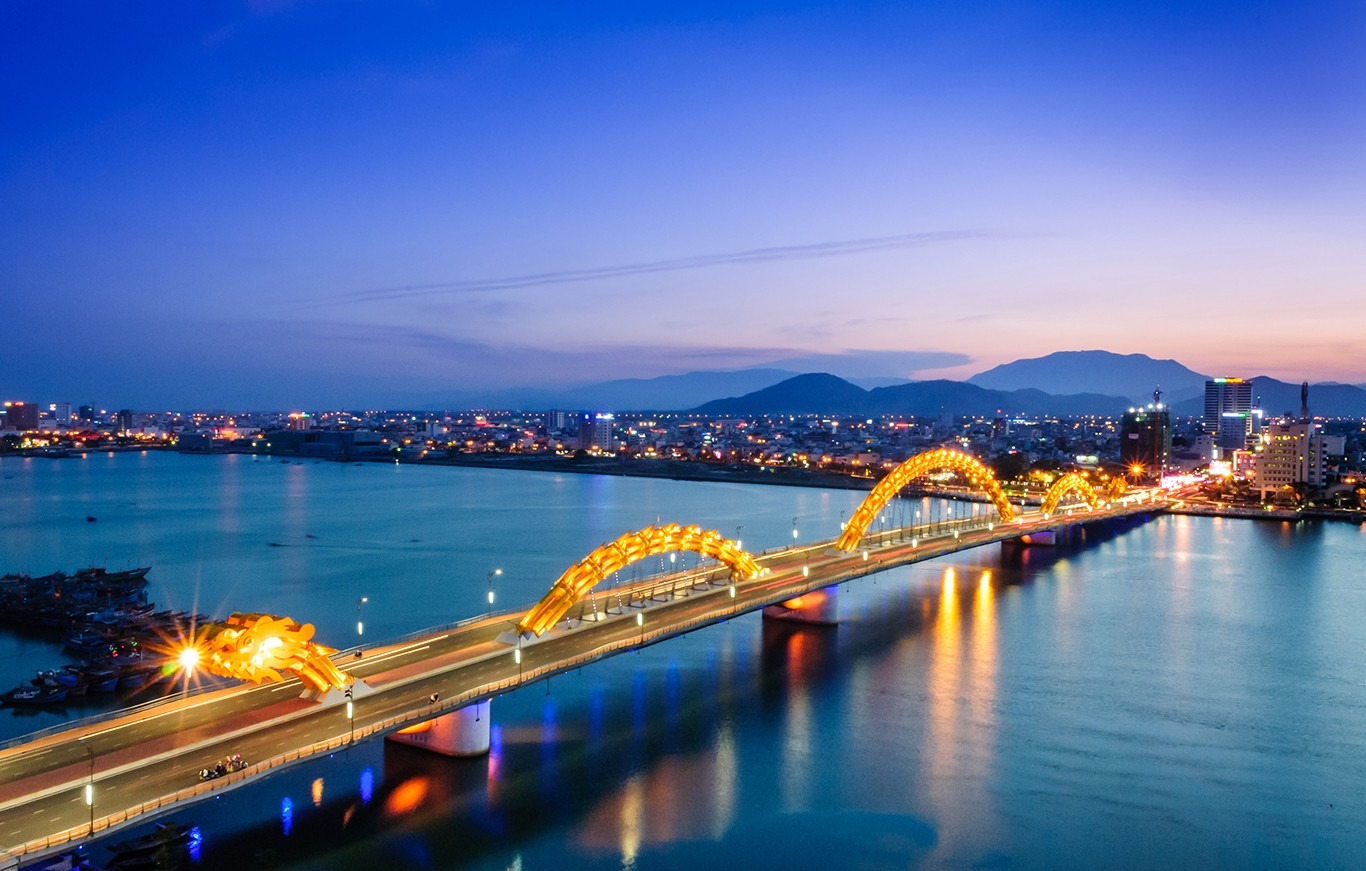 Cầu Rồng là một trong những biểu tượng của thành phố Đà Nẵng. Cầu có hình dáng một con rồng đang phun lửa, phun nước, vô cùng độc đáo và ấn tượng. Vào dịp Tết Dương lịch, cầu Rồng thường được tổ chức phun lửa, phun nước vào các buổi tối. Đây là một hoạt động vô cùng hấp dẫn thu hút đông đảo du khách tham gia.