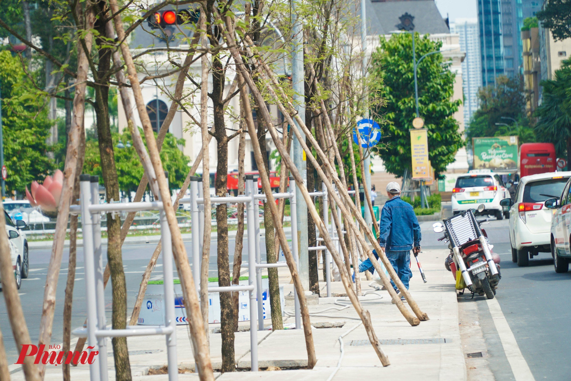 Các nhân viên đang tích cực