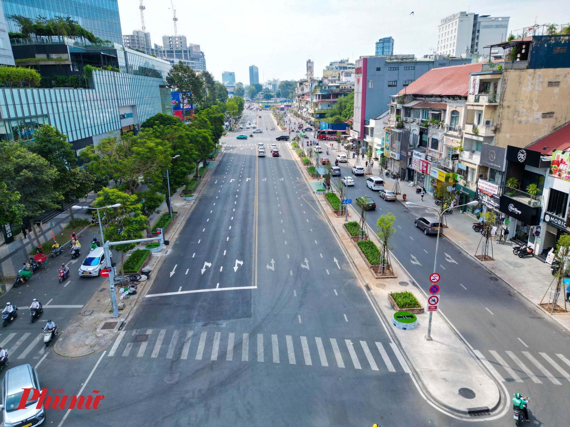 Sau khoảng 1 năm, khi toàn mặt bằng, rào chắn làm ga ngầm metro số 1 được hoàn trả, đến nay đường Lê Lợi (quận 1, TP.HCM) đã có diện mạo mới, mặt đường trải nhựa khang trang và đã có hàng cây xanh để tạo bóng mát.