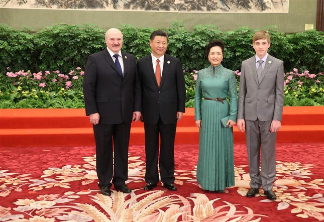 Chủ tịch Tập Cận Bình và Phu nhân Bành Lệ Viên chào đón Tổng thống Belarus - Alexander Lukashenko và con trai tại Bắc Kinh. Bà Bành lựa chọn mẫu thiết kế kín đáo với váy dài xếp ly, nhấn nhá thắt lưng ở eo giúp tăng nét thanh lịch.