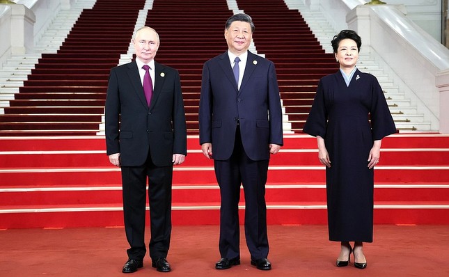 Chủ tịch Trung Quốc Tập Cận Bình và Phu nhân Bành Lệ Viên đón Tổng thống Nga Vladimir Putin đến Bắc Kinh vào 10/2023. Bà Bành Lệ Viên chọn thiết kế váy dài kín đáo tay loe trẻ trung, kết hợp với giày gót thấp mũi nhọn ăn ý. Phu nhân chủ tịch Tập Cận Bình sinh năm 1962, là Thiếu tướng Quân giải phóng nhân dân Trung Quốc, bà từng là ca sĩ, đại diện tiêu biểu và là thạc sĩ đầu tiên của dòng thanh nhạc dân gian đương đại Trung Quốc.