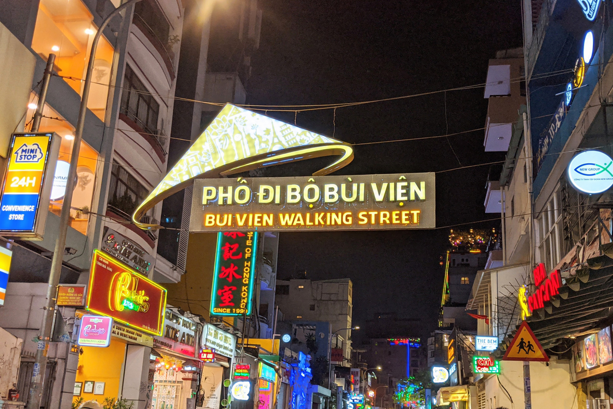 2. Khu phố Tây Bùi Viện (Quận 1)Slideshow: Nếu như bạn muốn tìm một tụ điểm vừa ăn, vừa chơi náo nhiệt và đông khách ta lẫn khách Tây ba lô khi đêm về thì phố Bùi Viện là lựa chọn số một. Con phố dài nổi tiếng “không ngủ” có gần cả trăm hàng quán mọc lên san sát, từ các quán bar sôi động đến quán ăn ven đường phục vụ đủ loại: bia, café, hải sản, bún, phở.... Nhưng đông nhất vẫn là quán bia nên còn gọi là “phố bia”. Tầm từ 7 giờ tối, con phố này mới thực sự “biến hình” thành khu ăn chơi náo nhiệt bậc nhất Sài Gòn. Chỉ cần chọn cho mình chiếc ghế đẩu và nhâm nhi mấy ly bia, gọi vài món đồ nhắm là có thể lai rai tới sáng. Vì vậy, phố Tây Bùi Viện đã trở thành “nồi lẩu đặc sản” của Sài Gòn đêm mà bạn chắc chắn không thể bỏ lỡ.']