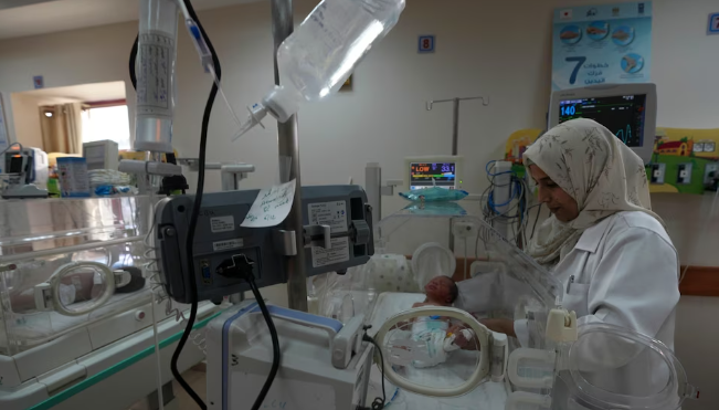 Một bác sĩ người Palestine điều trị cho một em bé sinh non tại Bệnh viện Al Aqsa ở Deir al Balah, Dải Gaza, Chủ nhật, ngày 10 tháng 12 năm 2023. (Ảnh AP / Adel Hana)