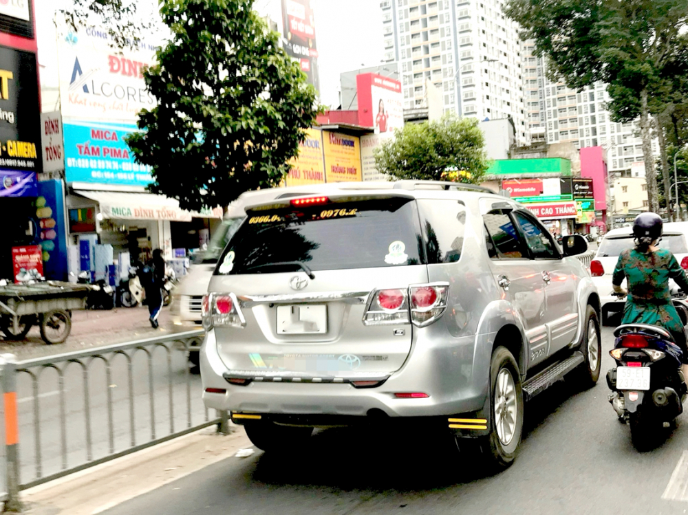 Một chiếc xe ghép đón khách tại đường Nguyễn Chí Thanh, quận 5, TPHCM và nhanh chóng di chuyển