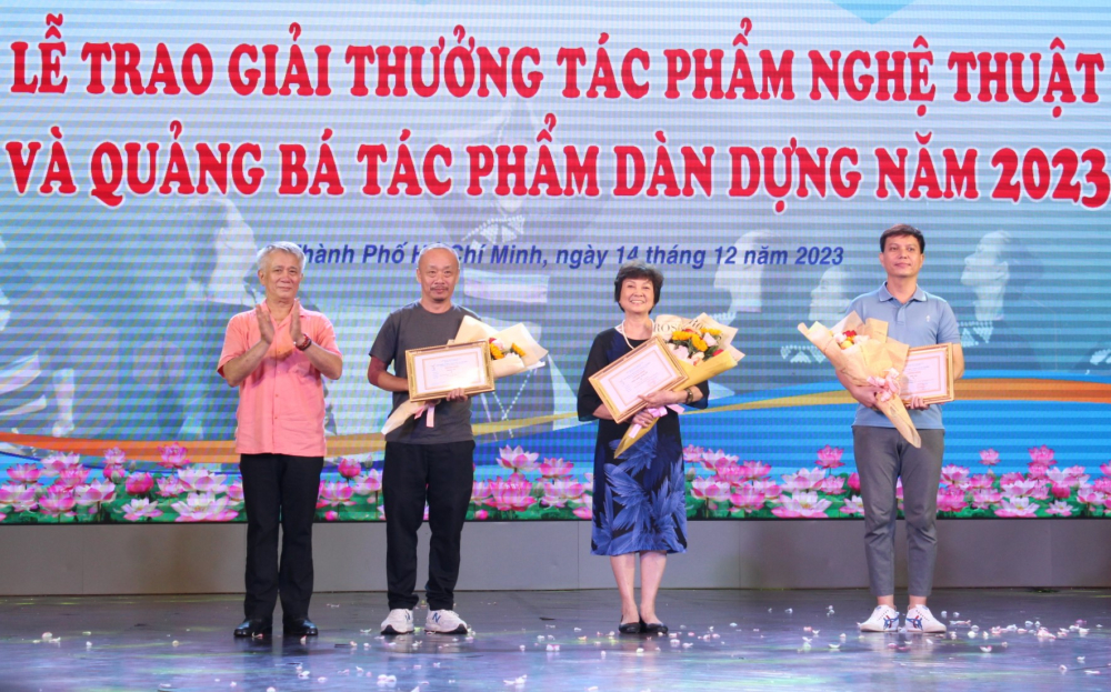 Chủ tịch hội Nghệ sĩ Múa TPHCM Lê Nguyên Hiều trao giải cho các tác phẩm múa đạt giải A năm 2023.