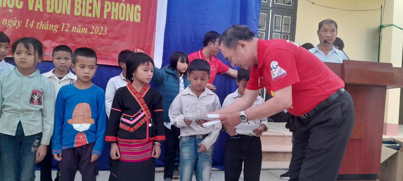  Nhà báo Bùi Phan Thảo trao quà cho các em học sinh - Ảnh: Quốc Ngọc 