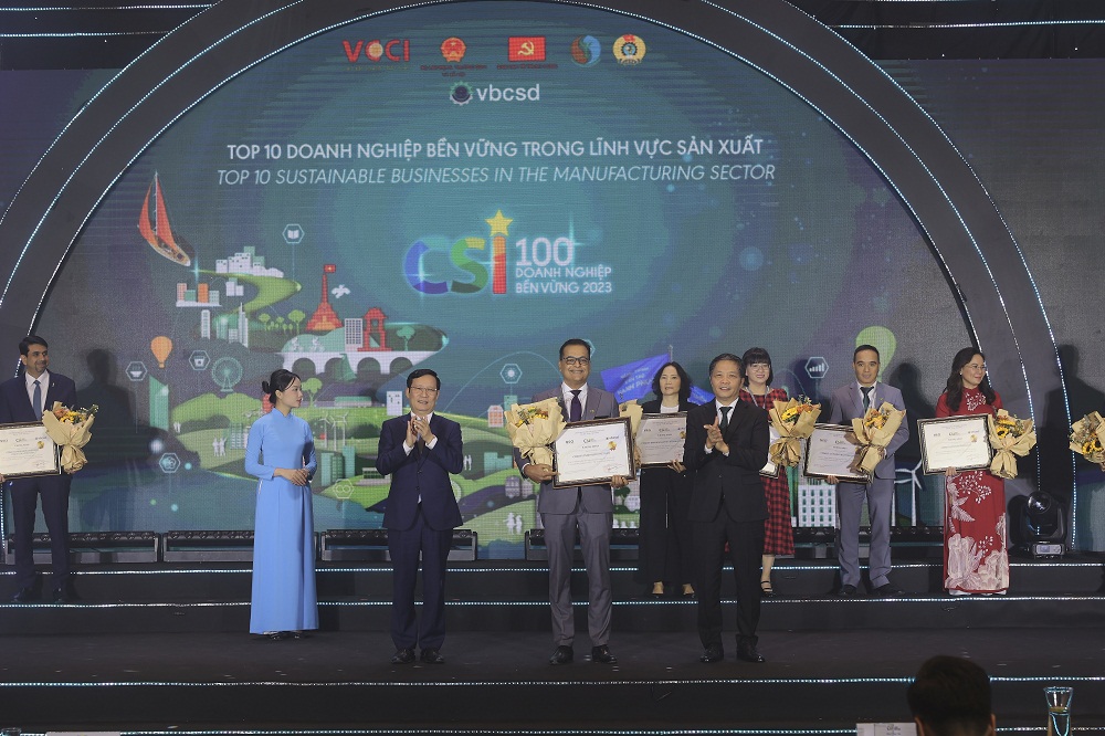 Ông Binu Jacob, Tổng Giám đốc Nestlé Việt Nam nhận chứng nhận doanh nghiệp bền vững nhất Việt Nam trong lĩnh vực sản xuất - Ảnh: Nestlé
