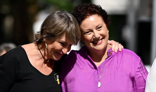 Kathleen Folbigg (phải) cùng bạn Tracy Chapman đến tòa phúc thẩm hình sự NSW ở Sydney hôm thứ Năm. Ảnh: Dan Himbrechts/AAP