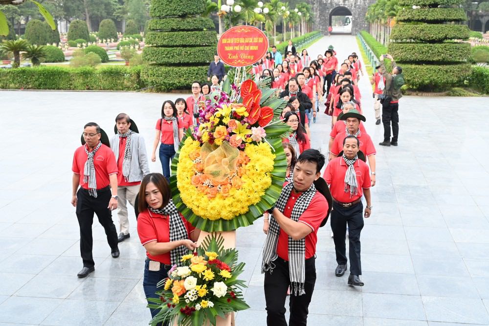 Đoàn cán bộ tuyên giáo, báo chí, xuất bản TPHCM thành kính dâng hương, đặt vòng hoa tưởng niệm các Anh hùng liệt sĩ tại Điện Biên