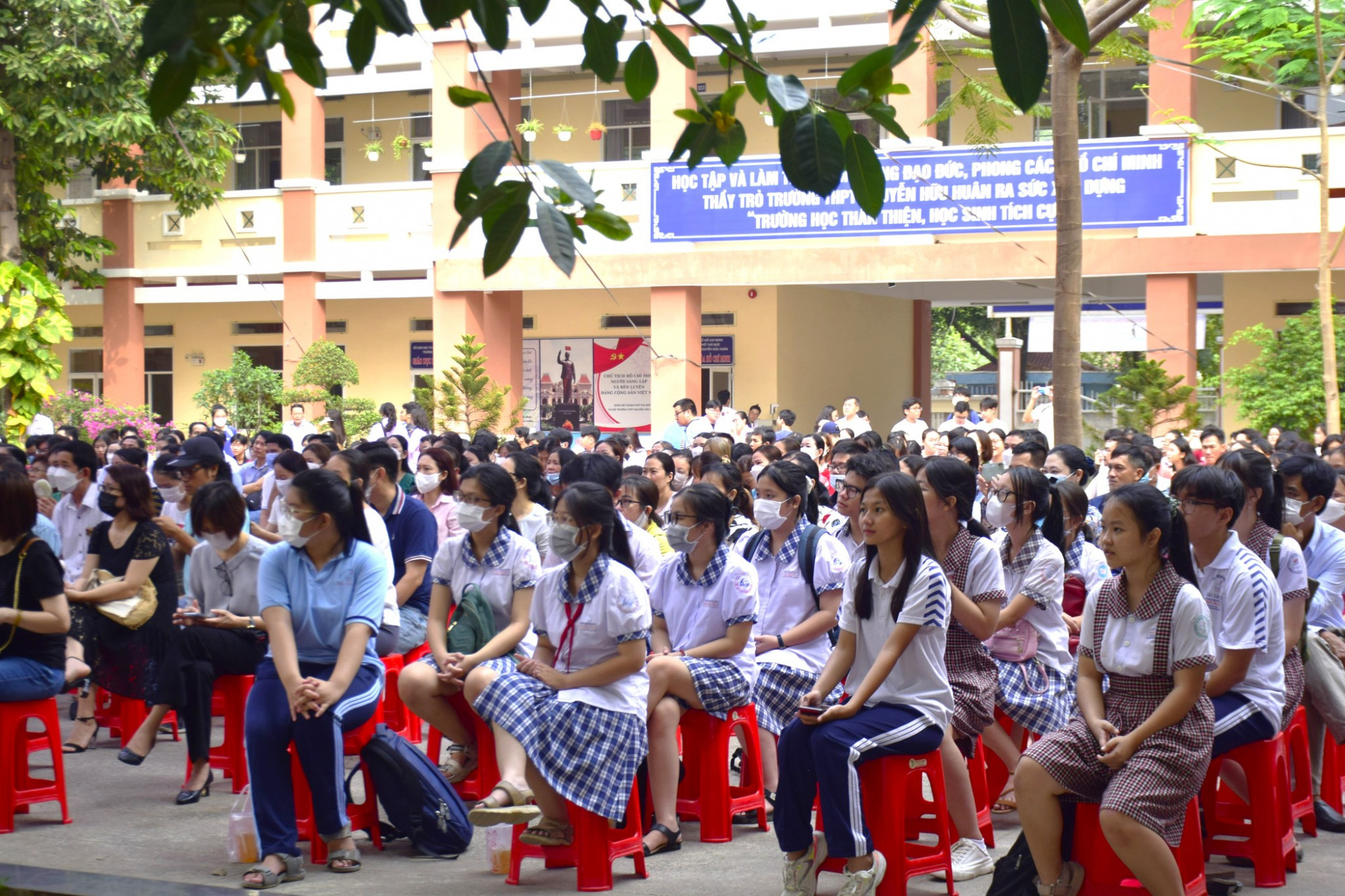 Học sinh các trường THCS tham gia Ngày hội tư vấn tuyển sinh lớp Mười tại Trường THPT Nguyễn Hữu Huân (TP Thủ Đức) - Ảnh: Đoàn trường