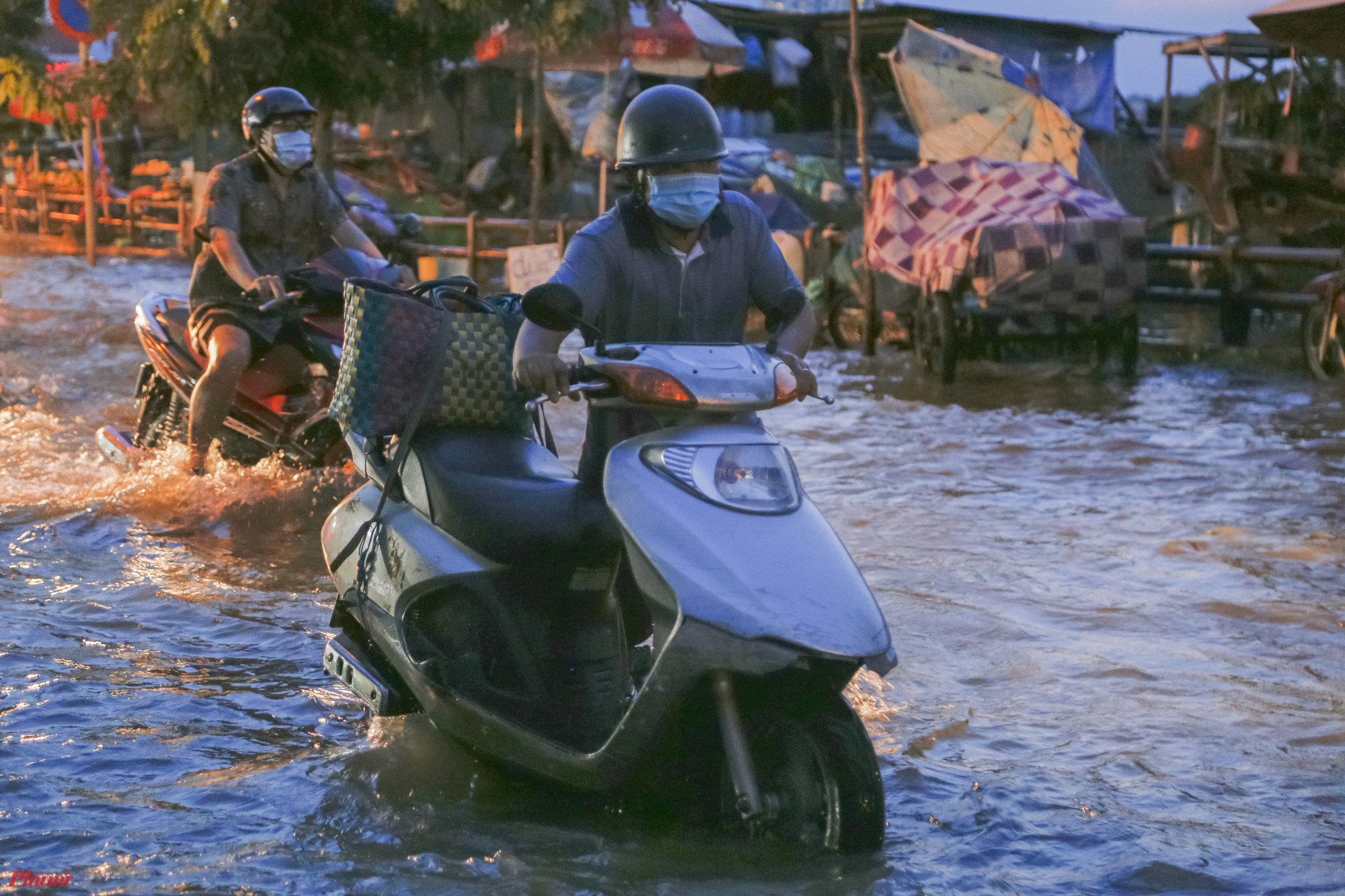 “Tôi rất chán nản mỗi khi đi ngang qua tuyến đường Trần Xuân Soạn này, lần nào đi qua đây mà gặp triều lên là nước ngập làm xe chết máy khiến cho tôi bị trễ giờ”, anh Hữu Trung (ngụ huyện Nhà Bè) chia sẻ.