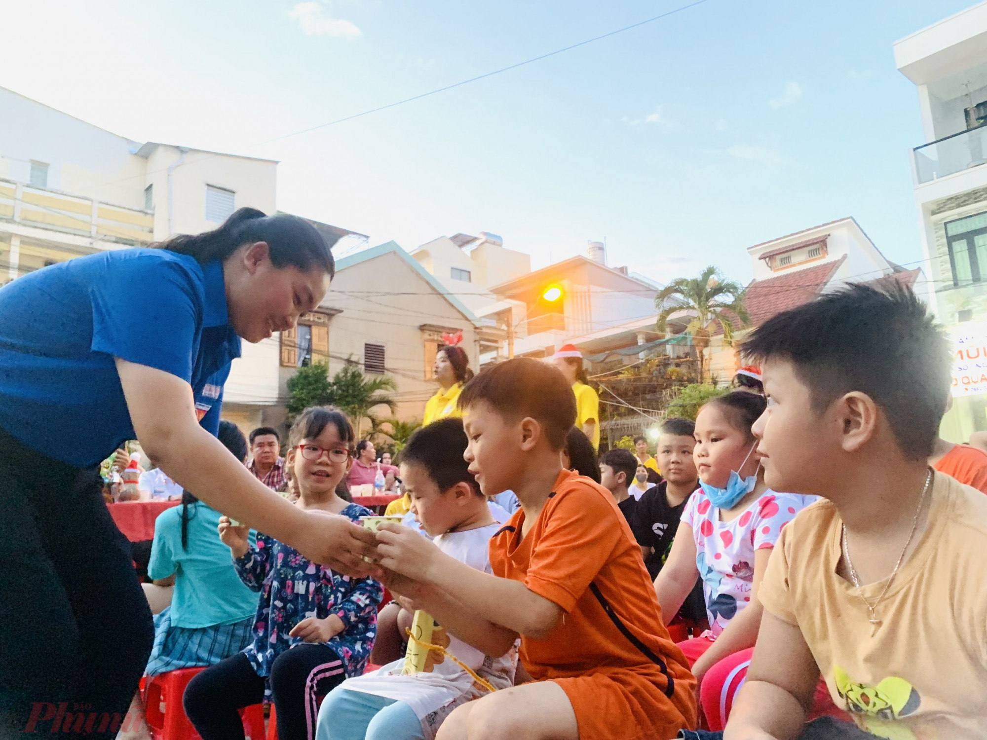 Các em nhỏ cũng vui mừng khi được nhận sữa bí đỏ từ các tình nguyện viên