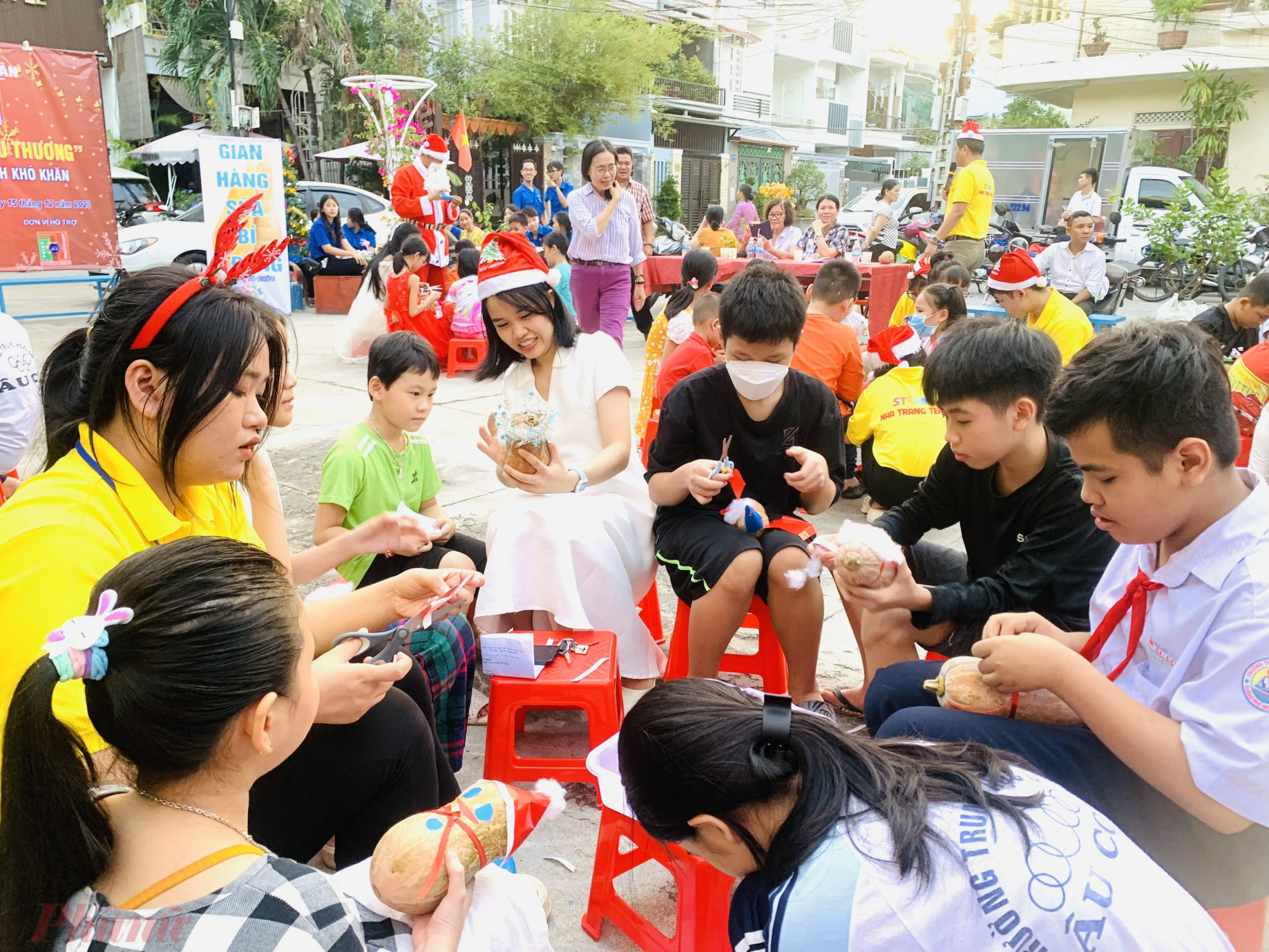 Đặc biệt, tại chương trình các em còn được tham gia khám phá khoa học với chủ đề “Chế tạo Ông già tuyết từ quả bí đỏ”. Từ những quả bí đỏ, các em học sinh đã tham gia tạo hình, trang trí thành hình những ông già tuyết thật đẹp mắt. Các em nhỏ có dịp trổ tài khéo léo và sáng tạo của mình qua hoạt động trên