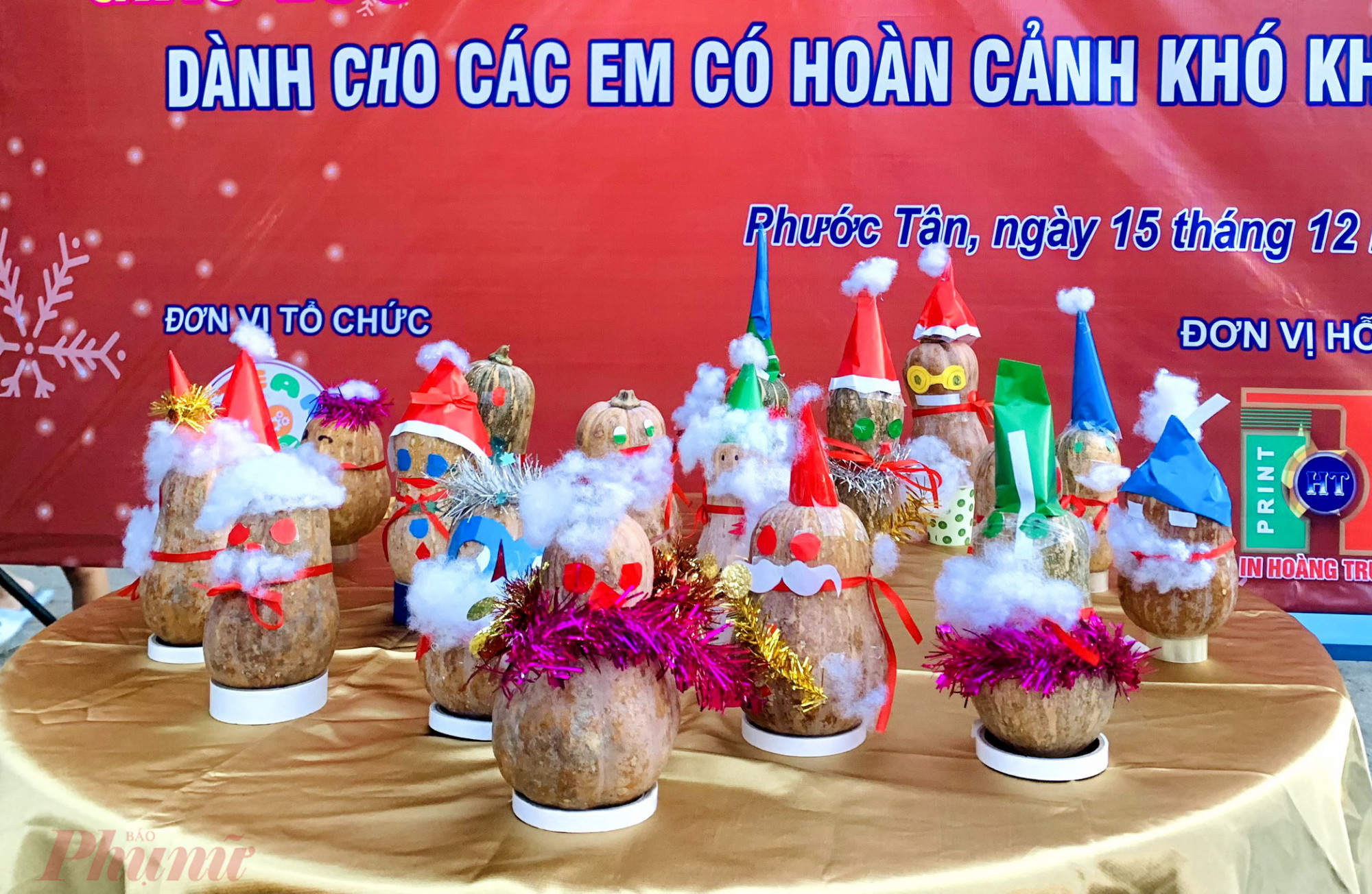 Một số ông già Noel từ bí đỏ do các em tự tay làm ra