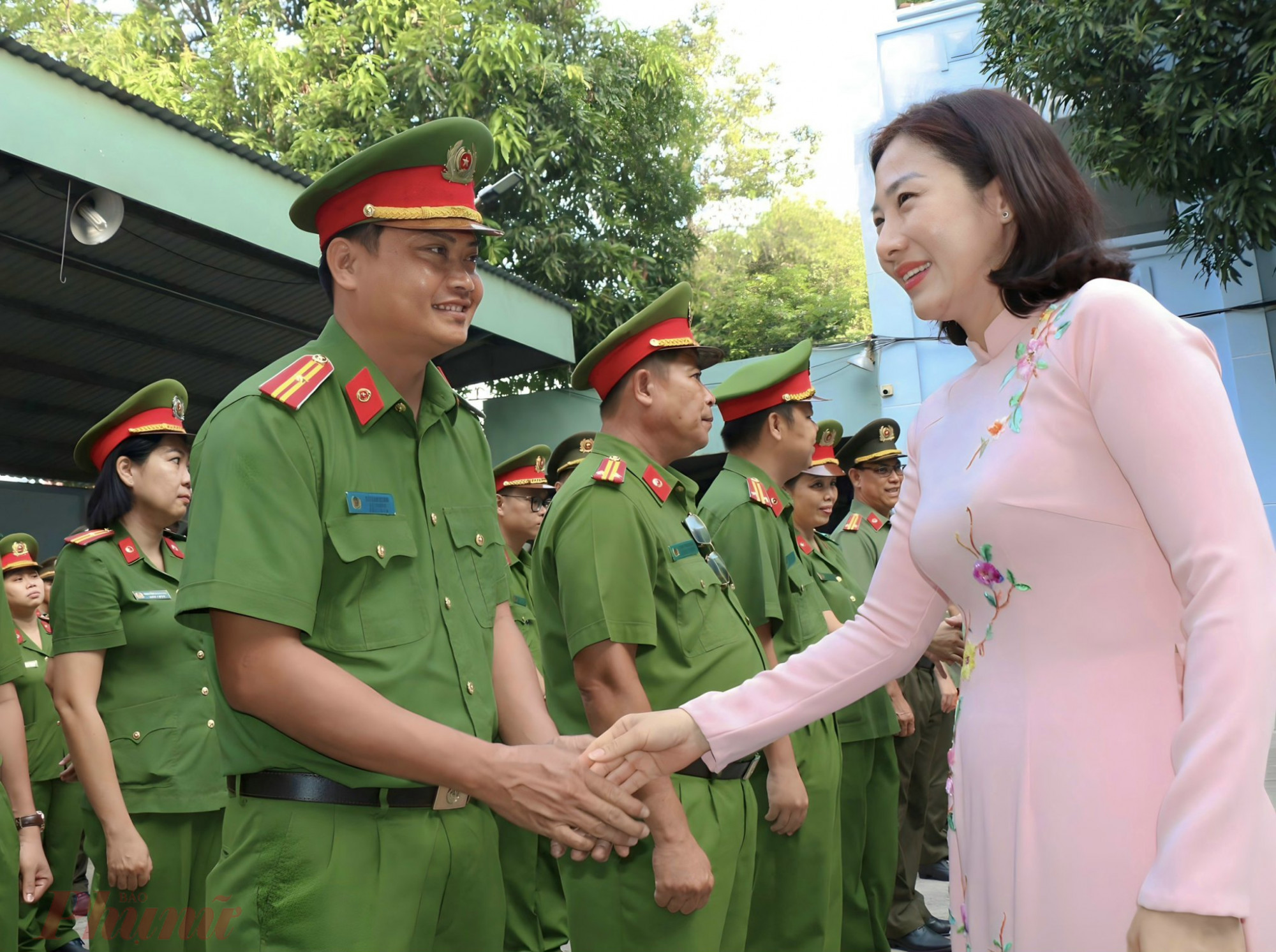 Bà Phạm Thị Thanh Hiền - Chủ tịch UBND huyện Củ Chi gửi lời động viên các lực lượng thực hiện nhiệm vụ ra quân trấn áp tội phạm dịp cuối năm 